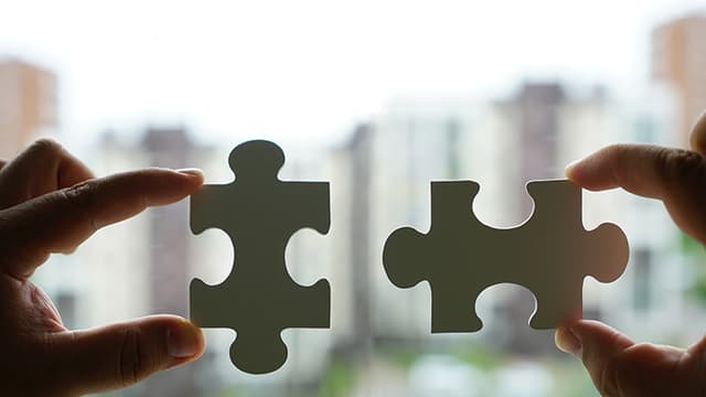 kahta palapelin palaa sovitetaan yhteen