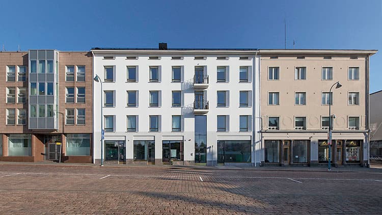 Massiivitiilirakenteinen kerrostalo kennoharkoilla