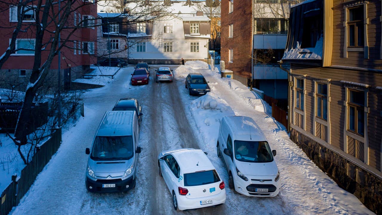 <p data-block-key="x78zg">Monelle yhteiskäyttöauto on syy muuttaa kyseiseen taloyhtiöön. Omago tarjoaa asukkaiden käyttöön sekä sähkö- että bensa-autoja.</p>