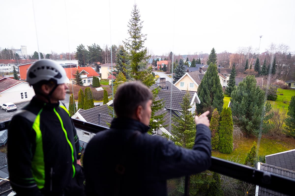 Puistoon ja Pajuluoman jokivarsimaisemaan rajoittuva iso tontti tarjoaa kerrostalolle varsin harvinaista luonnonläheisyyttä. Piha on mahdollisuuksia täynnä.