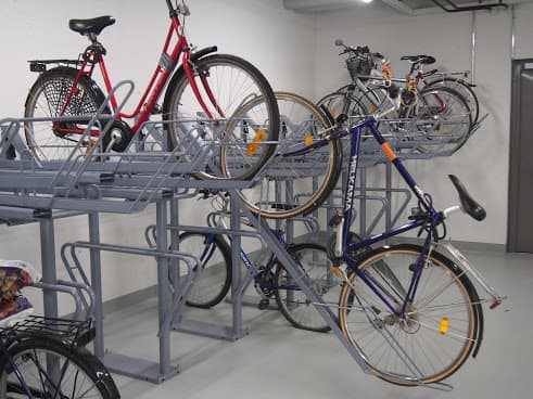 <p data-block-key="htrdh">Hyvin järjestetty pyörävarasto tekee pyöräilykauden aloittamisesta vaivatonta. Sisätiloihin suunnitellut säilytystelineet, kuten ovella® Compact PTL-2 -liukukelkkajärjestelmä, tarjoavat turvallisen ja tehokkaan tavan säilyttää pyörät pystyasennossa eri korkeuksilla, myös ulkoiluvälinevarastoissa ja kellareissa.</p>