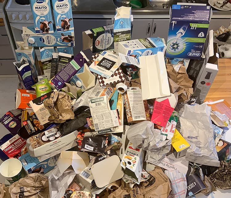 <p data-block-key="1opij">Tältä näyttää kartonkipakkaus kasa litistämättömänä... (Kuva Markku Pihlaja)</p>