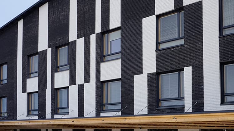 Asuntomessujen kerrostaloissa elinkaaritaloudellinen tiiliverhous