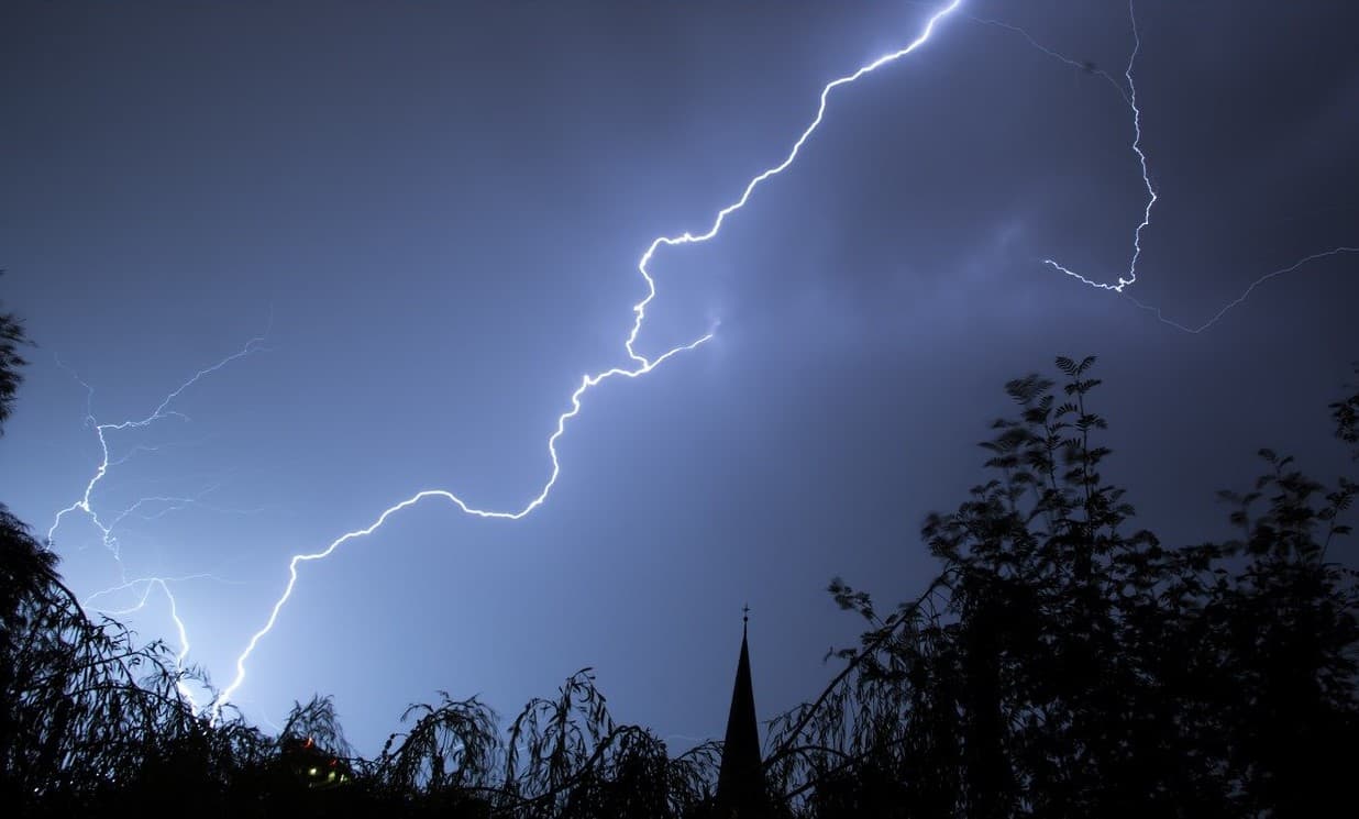 Suojaa kodin sähkölaitteet salamaniskulta