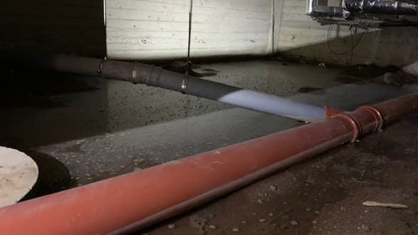 vettä lilluu kellarin lattialla