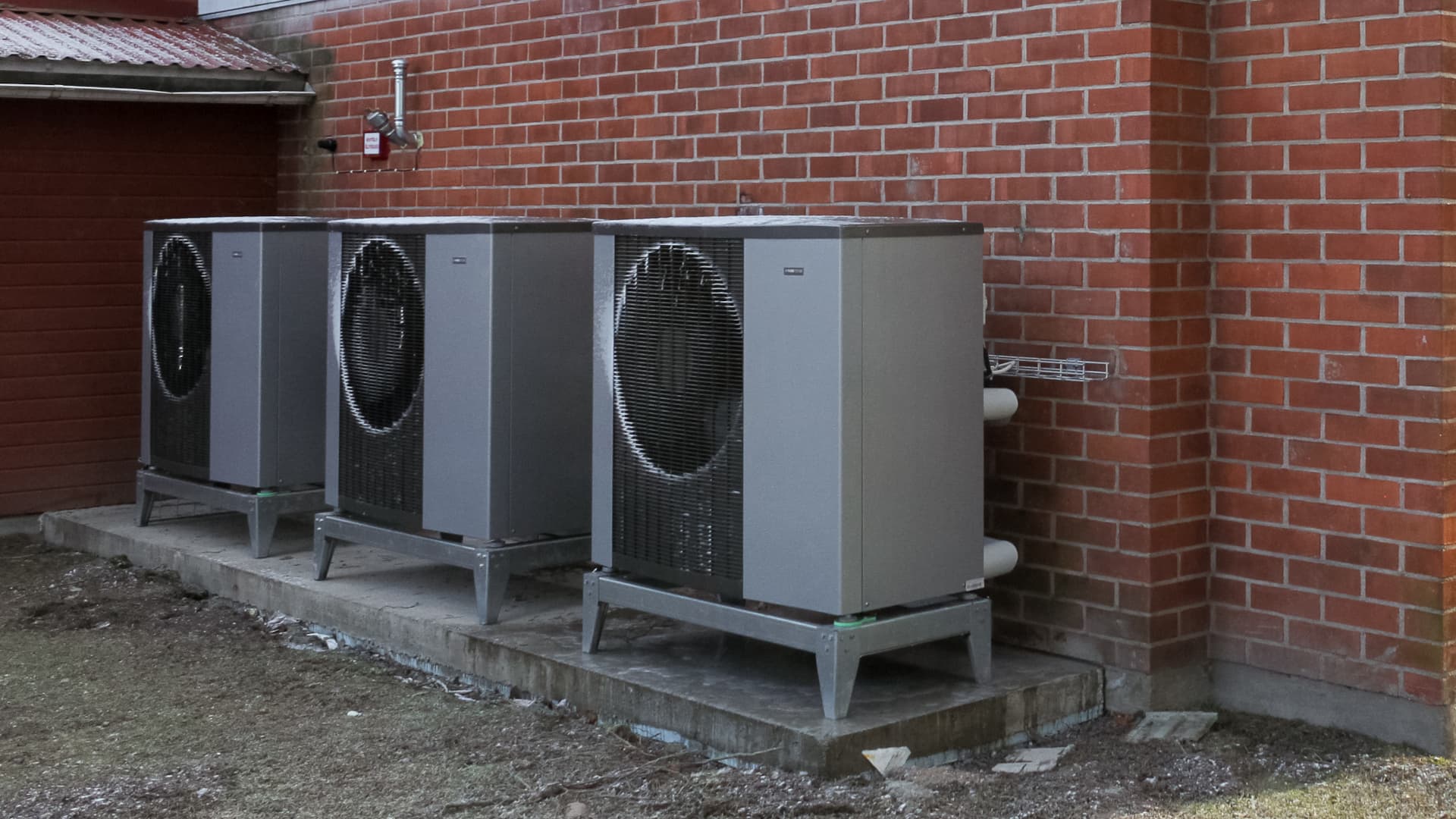 <p data-block-key="ie2p2">NIBE airHEAT on kaukolämmön rinnalle asennettava hybridiratkaisu, jossa säästöä tuovat ilma-vesilämpöpumput. Myös maalämmön voi hankkia kaukolämmön rinnalle alentamaan lämmityskustannuksia.</p>