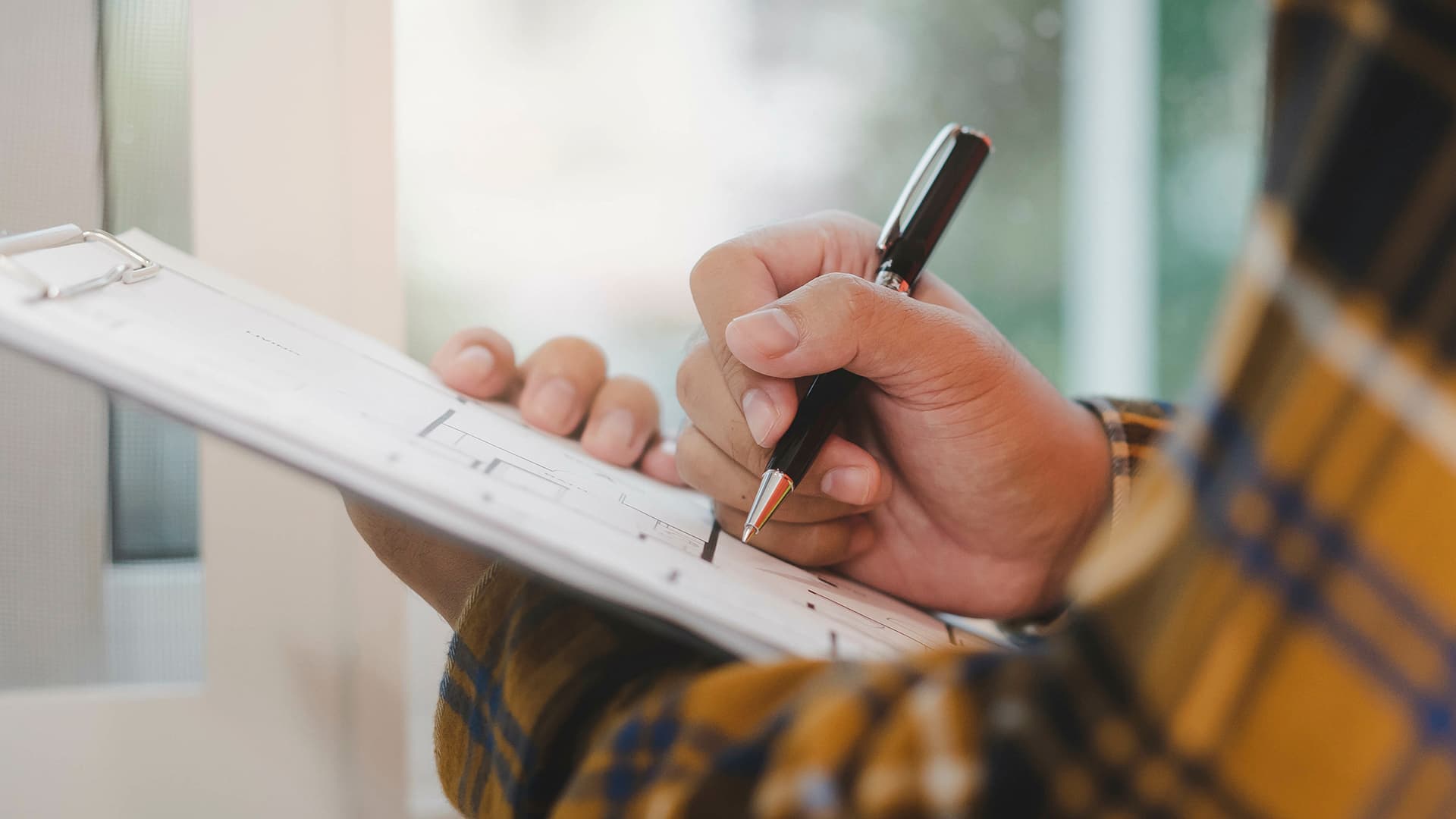 Voiko isännöitsijä määrätä, miten huoltotyöt taloyhtiössä hoidetaan?