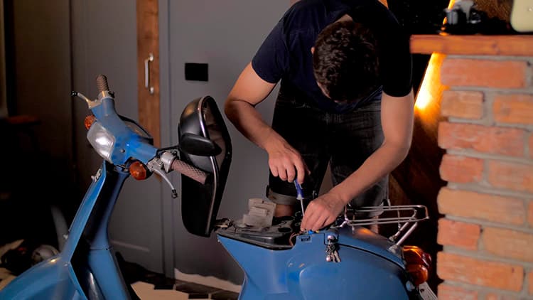 Voiko mopon korjaamisen talo­yhtiön varastossa kieltää?