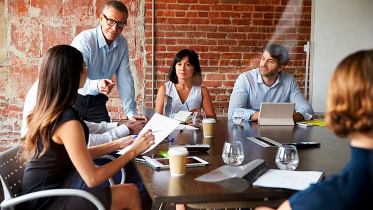 Saako yhtiökokouksen pöytäkirjaan kirjata läsnäolevat nimellä?