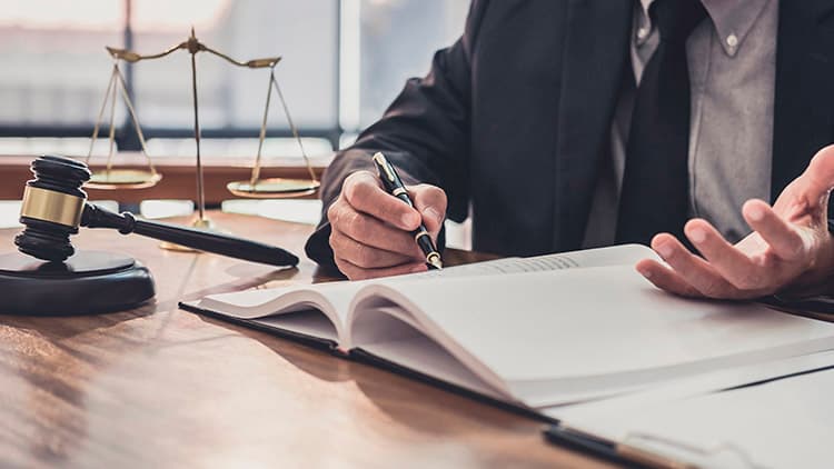 Lakimiehelle jätettyjä kysymyksiä ja vasta­uksia taloyhtiön yhtiö­kokouksesta