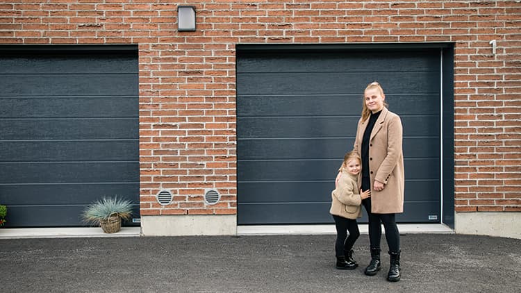 <p data-block-key="puo53">Turnerin autotallinovissa on yhtenä vakiovärinä kaunis antrasiitin harmaa.</p>