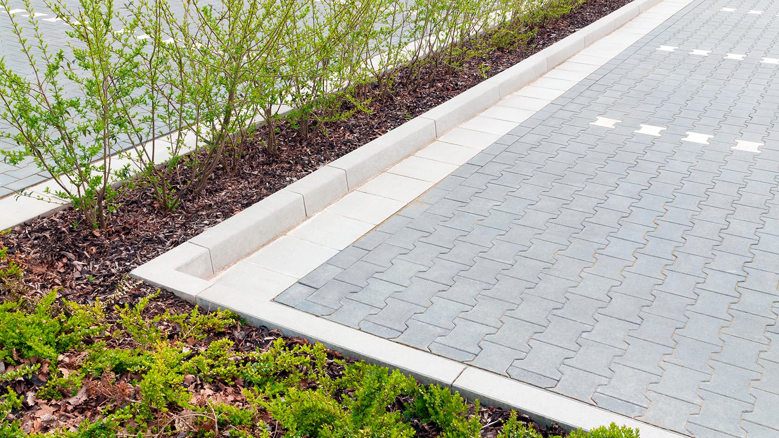 Saako pihaan rakentaa parkkipaikkaa, jos joku vastustaa sitä?