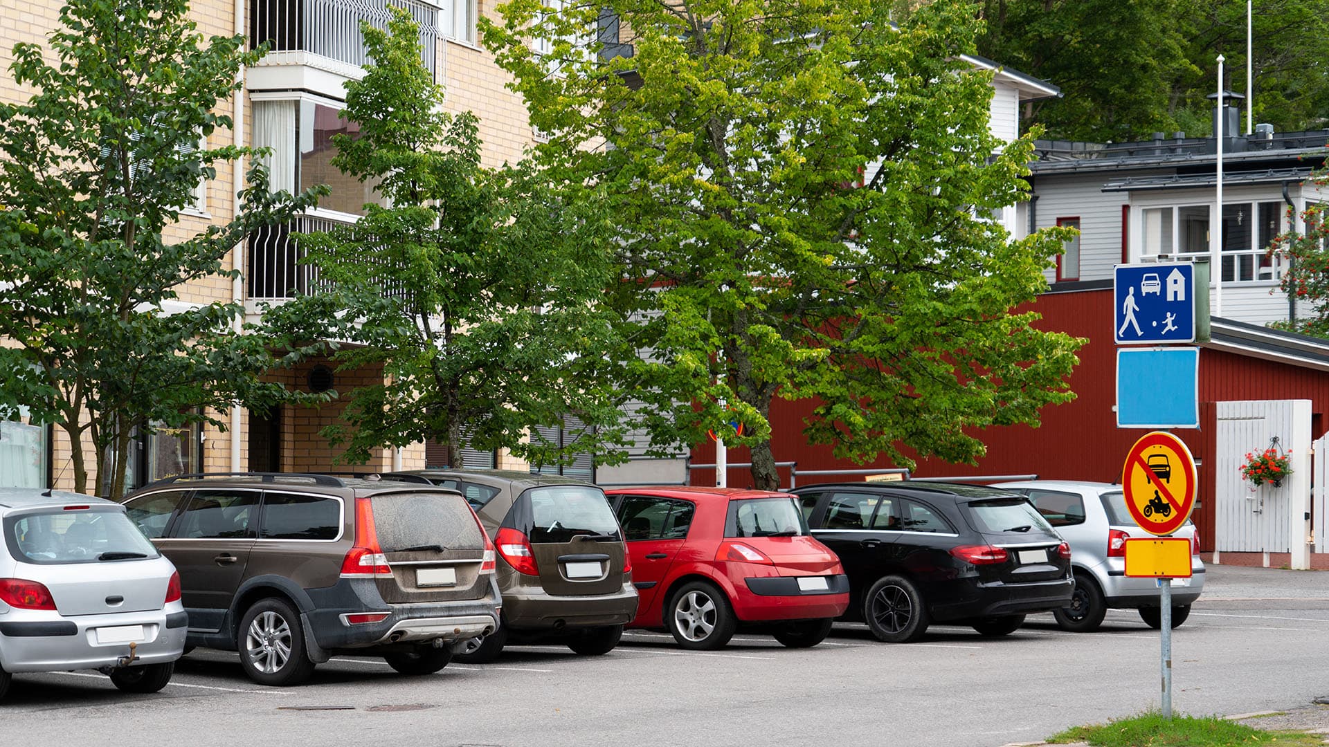 Voidaanko kookkaiden ajoneuvojen pysäköin­tiä rajoittaa talo­yhtiön parkkipaikalla?