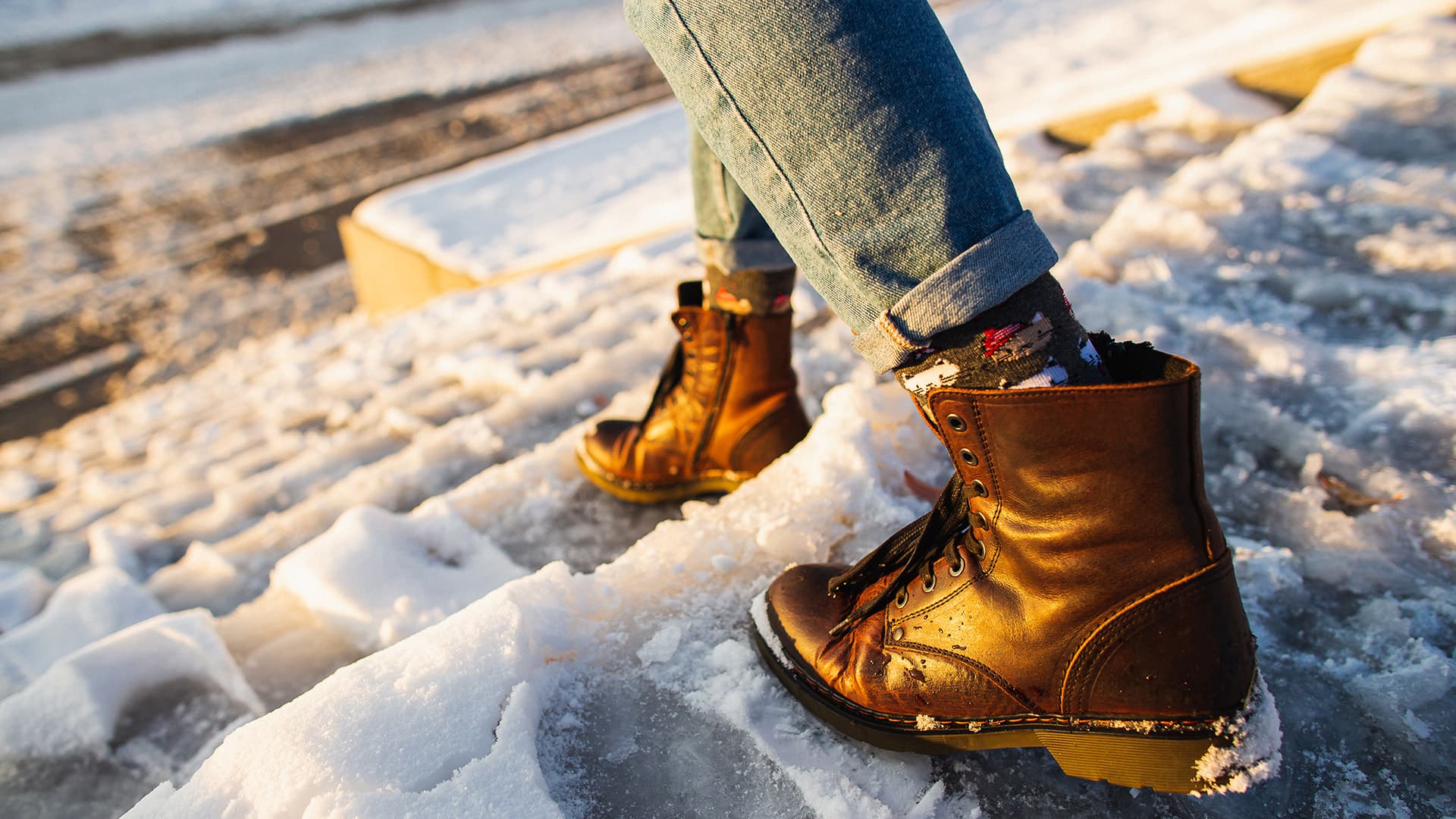 Kuka vastaa tapaturmasta, jos huoltoyhtiö ei ole ehtinyt hiekoittamaan pihaa?