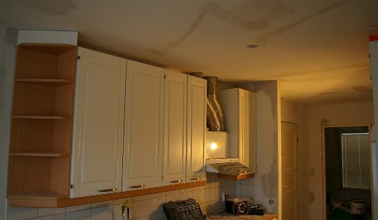 Vanha ilmanvaihtokone poistettiin