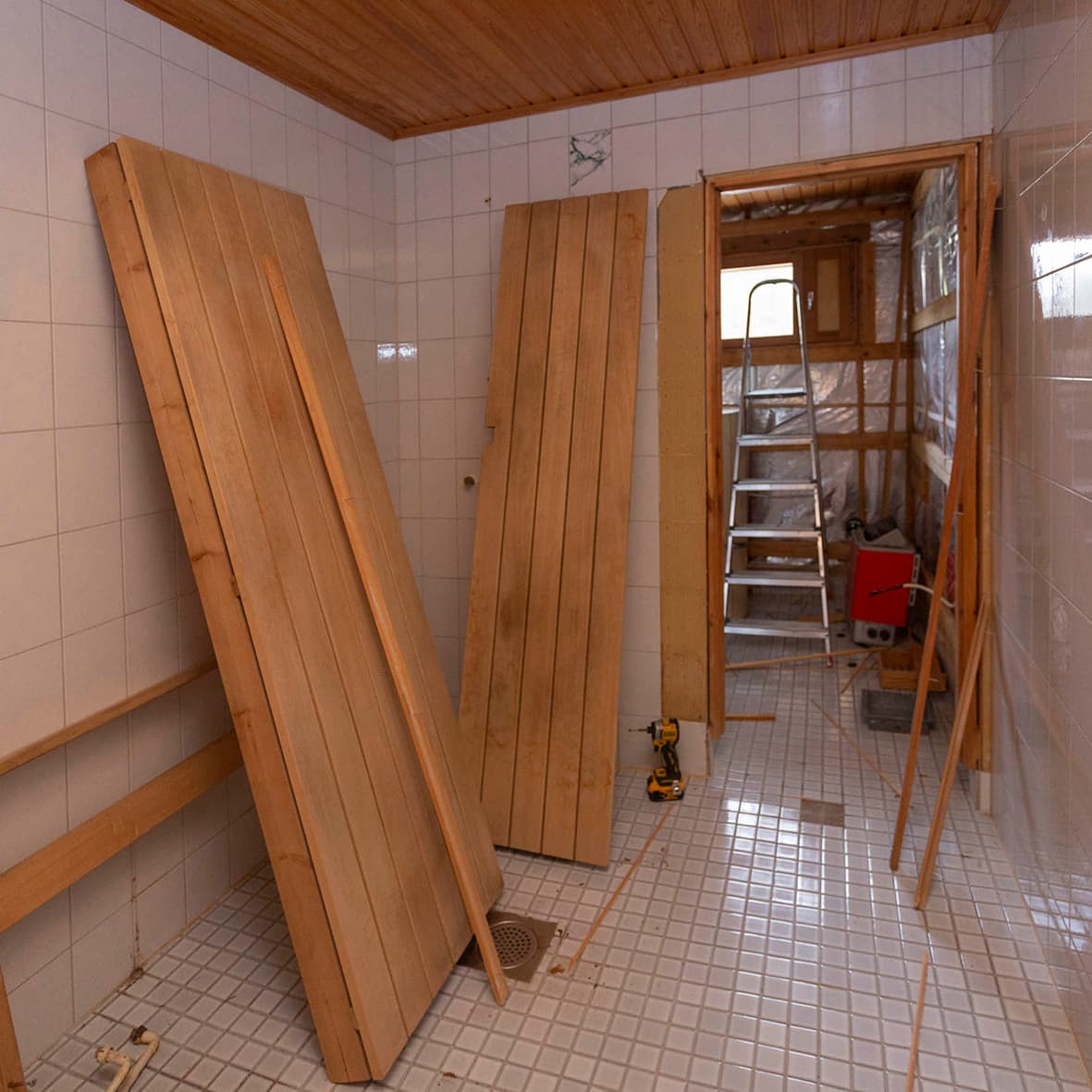 <p data-block-key="tkczk">Purku alkoi saunan paneloinnista ja pesuhuoneen katosta. Asbestikartoituksen tulosta odotettiin ennen laatoituksen purkamista. (Kuva Virve Rintasalo)</p>