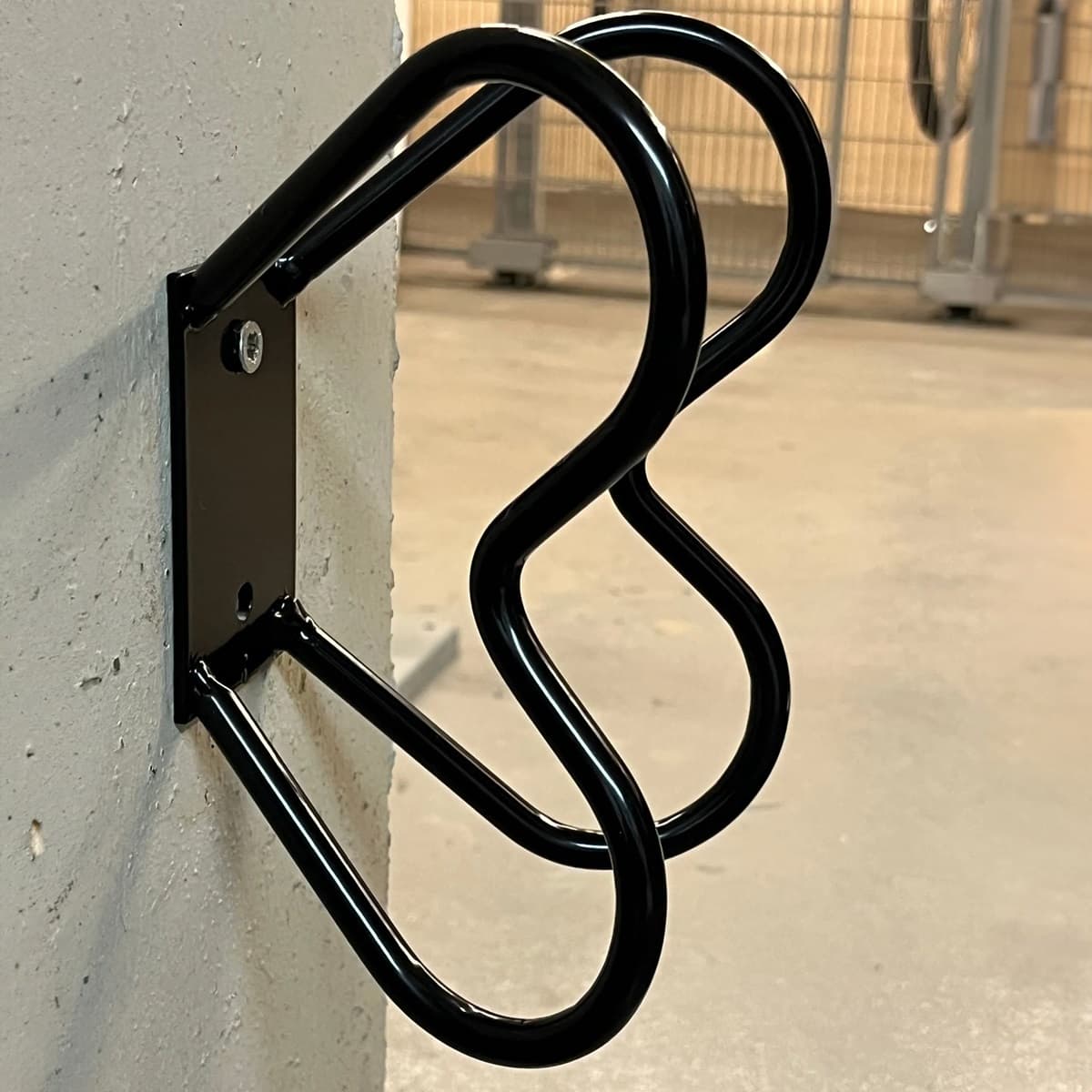 <p data-block-key="mfshp">Telineet asennetaan seinälle noin 600 mm:n välein, mikä takaa tukevan ja käytännöllisen säilytyksen.</p>