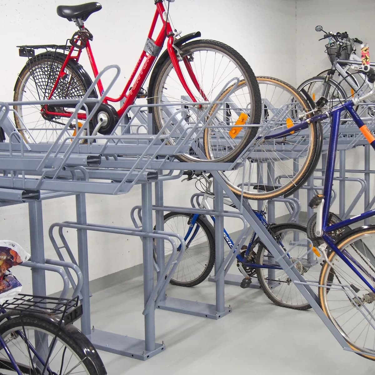 <p data-block-key="exjc0">Kerrosteline DD-4 tarjoaa paikan neljälle pyörälle kahdessa kerroksessa. Alakerrassa pyörät pysyvät tukevasti kuten PN-2-telineessä, ja yläkerran liukuramppi helpottaa pyörien nostoa. Modulirakenne tuo joustavuutta tilankäyttöön.</p>