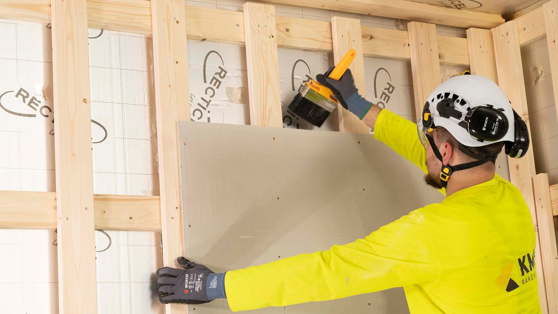 Mitä märkätilan seiniin? Katso märkätilalevyn asennusvideo