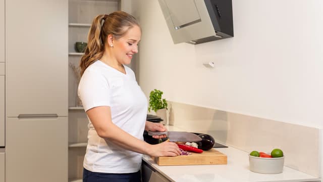 Innohome EVO nainen leikkaa vihanneksia