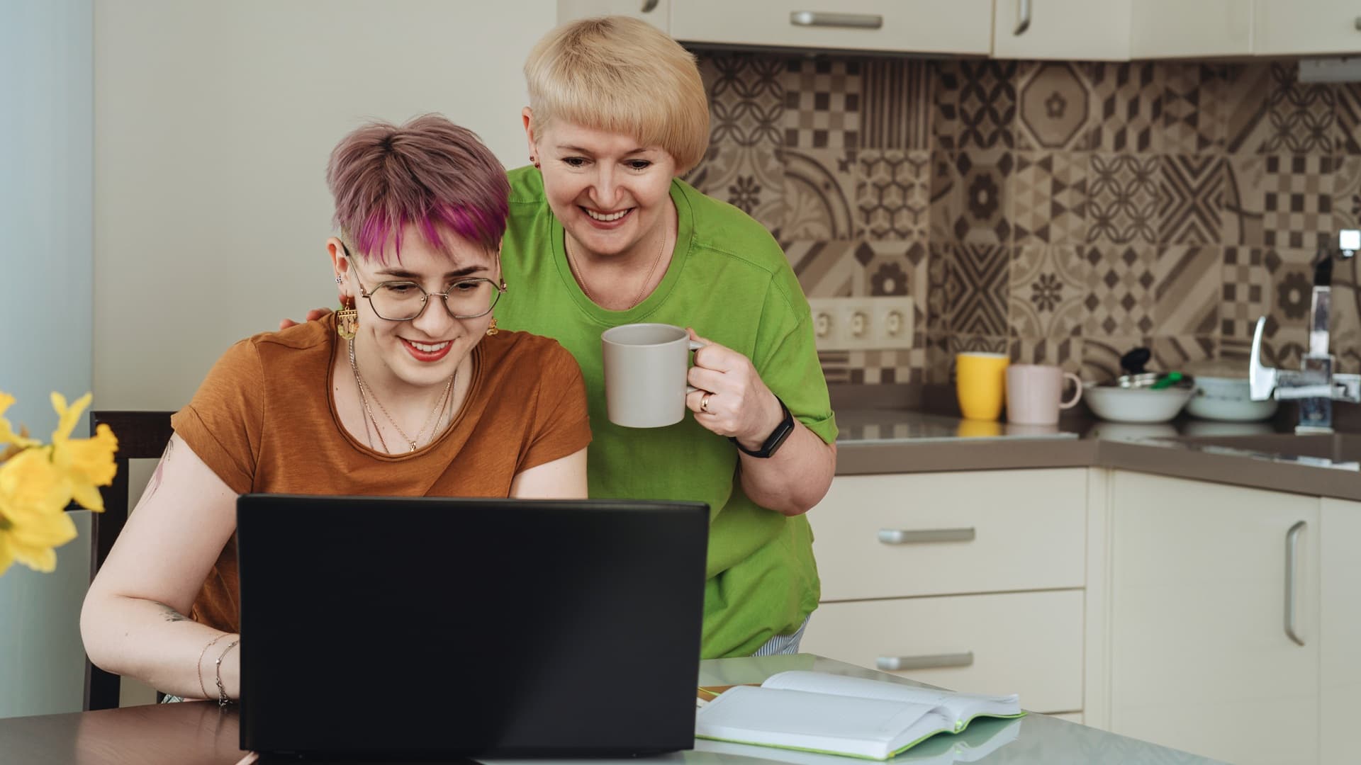 äiti ja tytär läppärillä.jpg