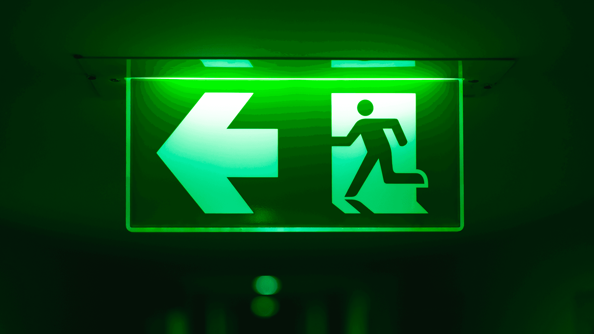 <p data-block-key="9vfza">Vihreät poistumisopasteet osoittavat reitit, joita käytetään vain silloin, kun pelastajat antavat luvan poistua huoneistosta. Rappukäytävä voi olla hetkessä hengenvaarallinen savun vuoksi. (Kuvituskuva Adobe Stock)</p>