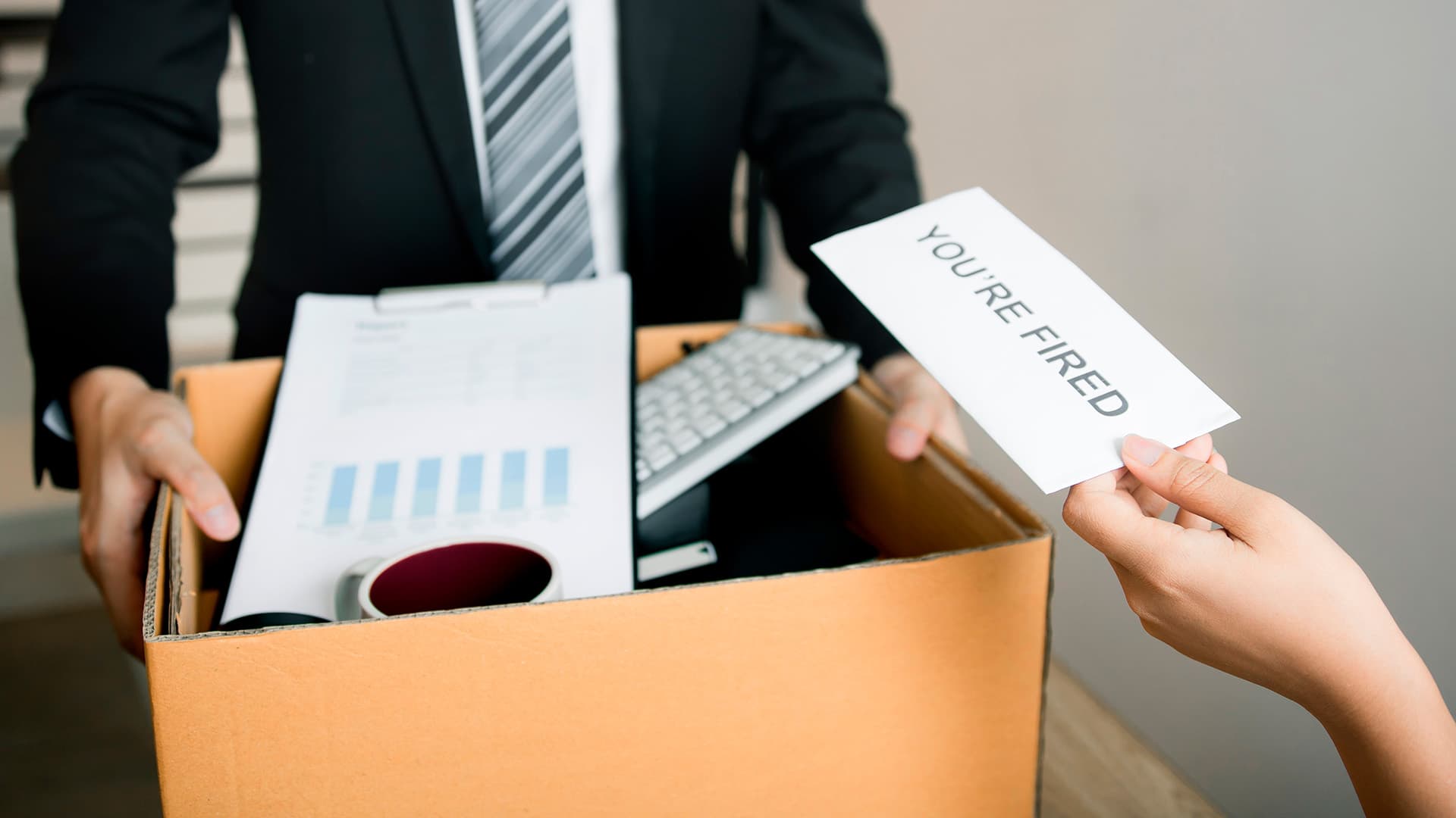 Viikon kysymys: Isännöitsijästä on tehty rikosilmoitus. Voimmeko irtisanoa isännöitsijän?