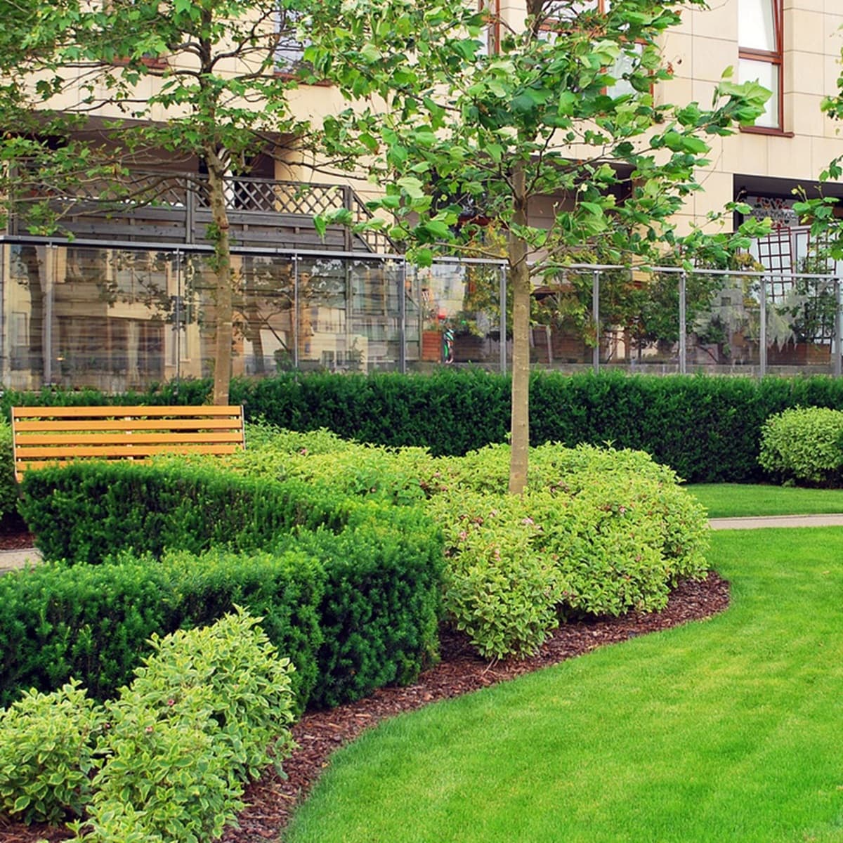 <p data-block-key="eanr3">Selkeät istutusalueet helpottavat pihan hoitoa merkittävästi.</p>