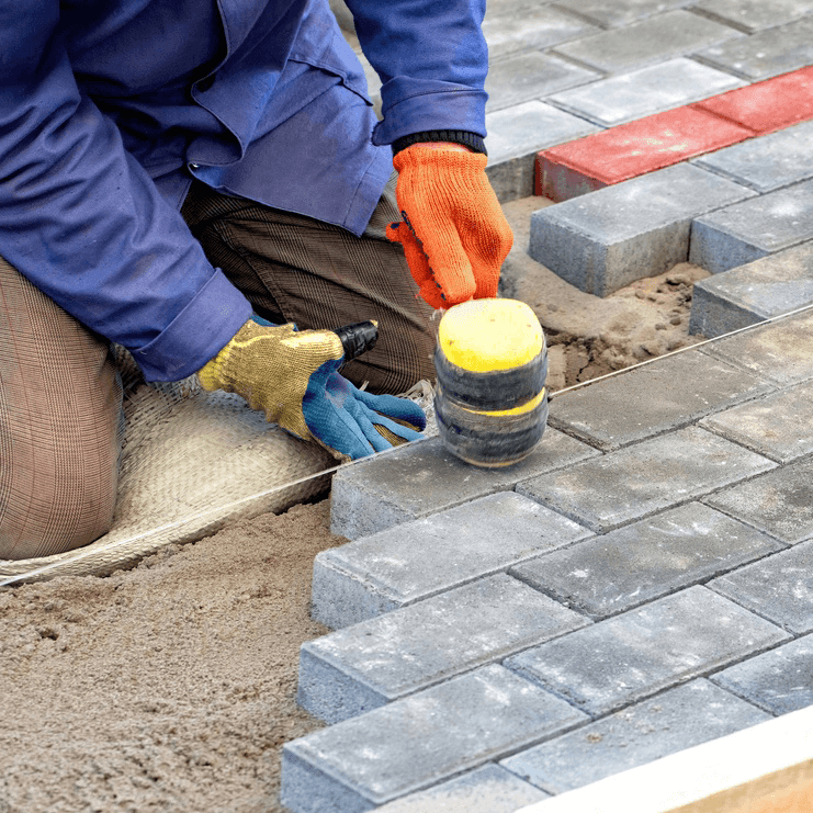 <p data-block-key="xquo7">Kivetyksen asentaminen on tarkkuutta vaativaa käsityötä.</p>