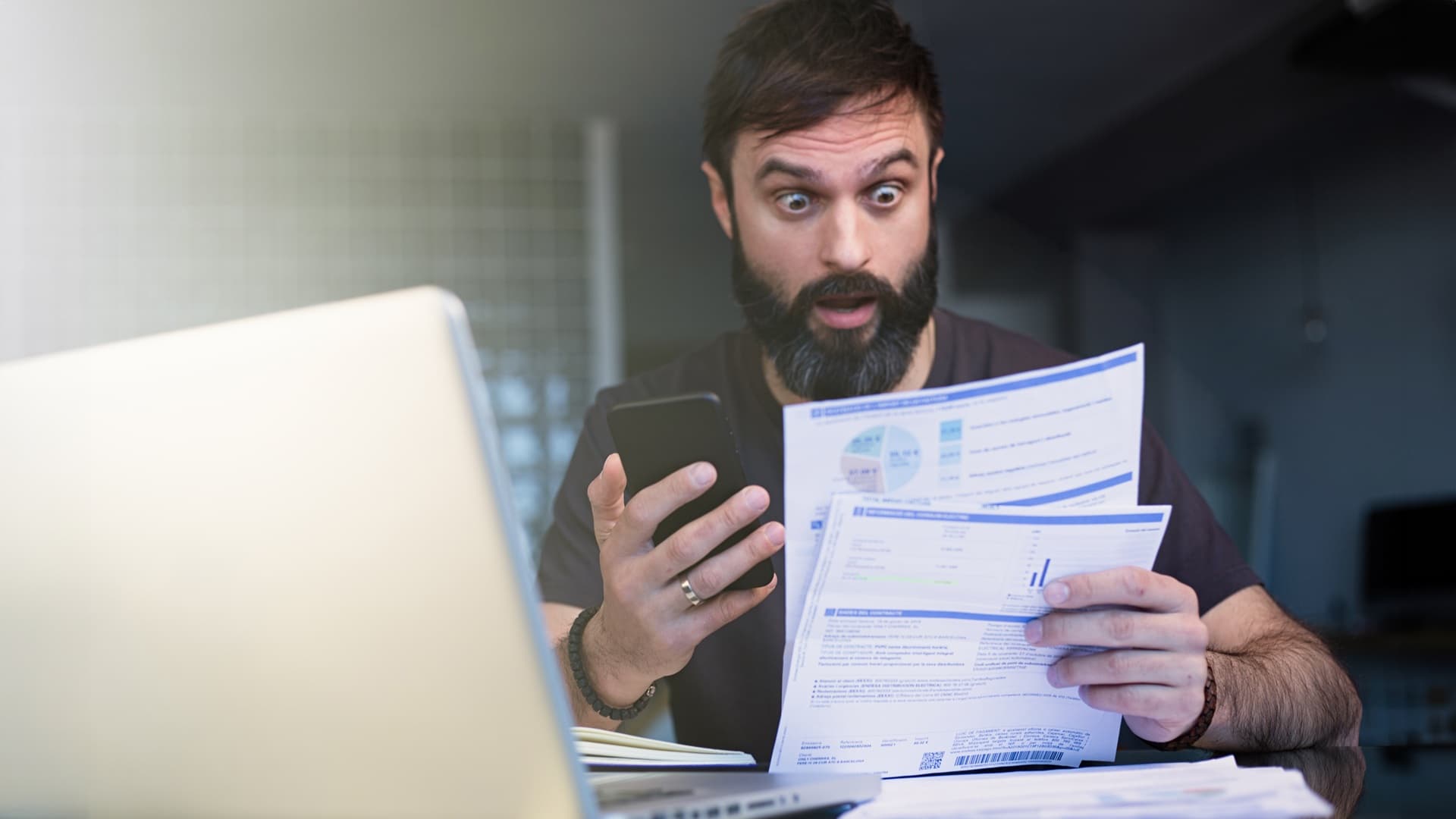 <p data-block-key="uunhg">Vesivahingon lopullinen lasku voi yllättää taloyhtiön. Kustannuksia voi syntyä vuotokohdan korjaamisen lisäksi vahinkokartoituksesta, purkutöistä, kuivauksesta sekä rakenteiden ja pintojen ennallistamisesta. (Kuva: Envato)</p>