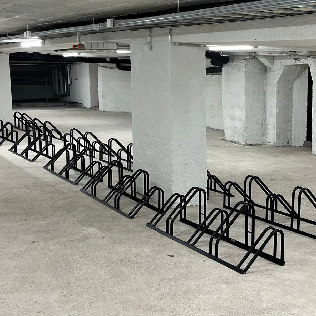 <p data-block-key="exjc0">N-räkki (YP 3 pp) on perinteinen yksipuolinen pyöräteline kolmelle pyörälle, ja M-räkki (KP 6 pp) vastaavasti kaksipuolinen teline kuudelle pyörälle. Kestävä ja selkeä ratkaisu taloyhtiöiden pyöräpaikoille.</p>