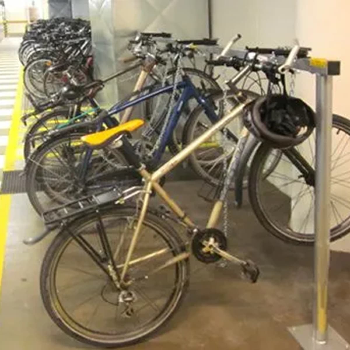 <p data-block-key="exjc0">Puomi on teline, jossa pyörät säilytetään ohjaustangosta ajoasennossa. Asennus onnistuu joko pinta- tai uppoasennuksena.</p>