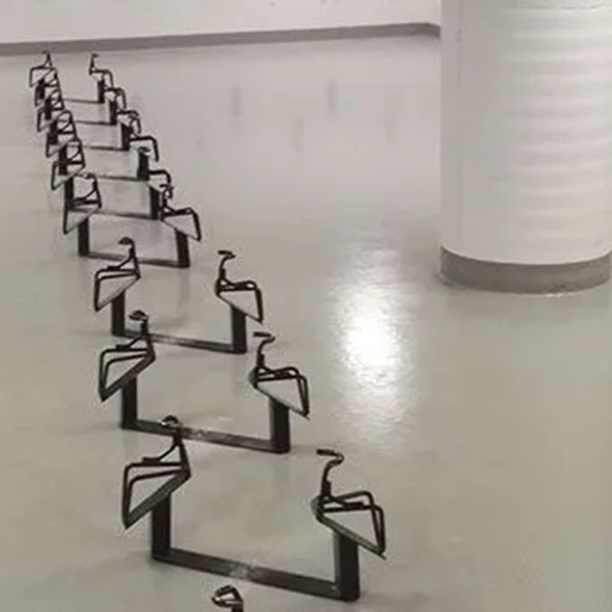 <p data-block-key="exjc0">Permanto on lattiaan asennettava teline kahdelle pyörälle. Pyörät säilyvät tukevasti takarenkaasta nojaten ja voidaan lukita helposti paikalleen.</p>