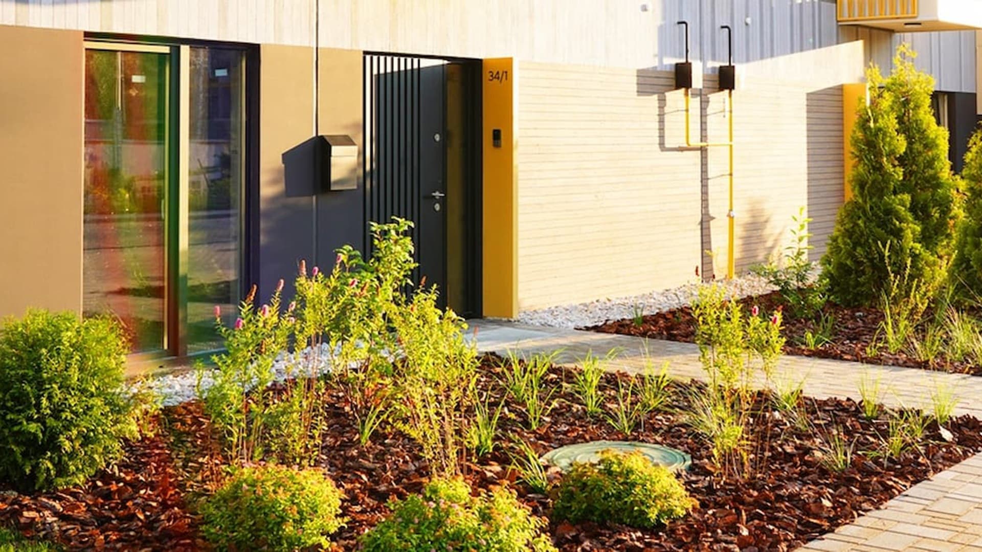 <p data-block-key="yg2a9">Selkeät istutusalueet helpottavat pihan hoitoa merkittävästi.</p>