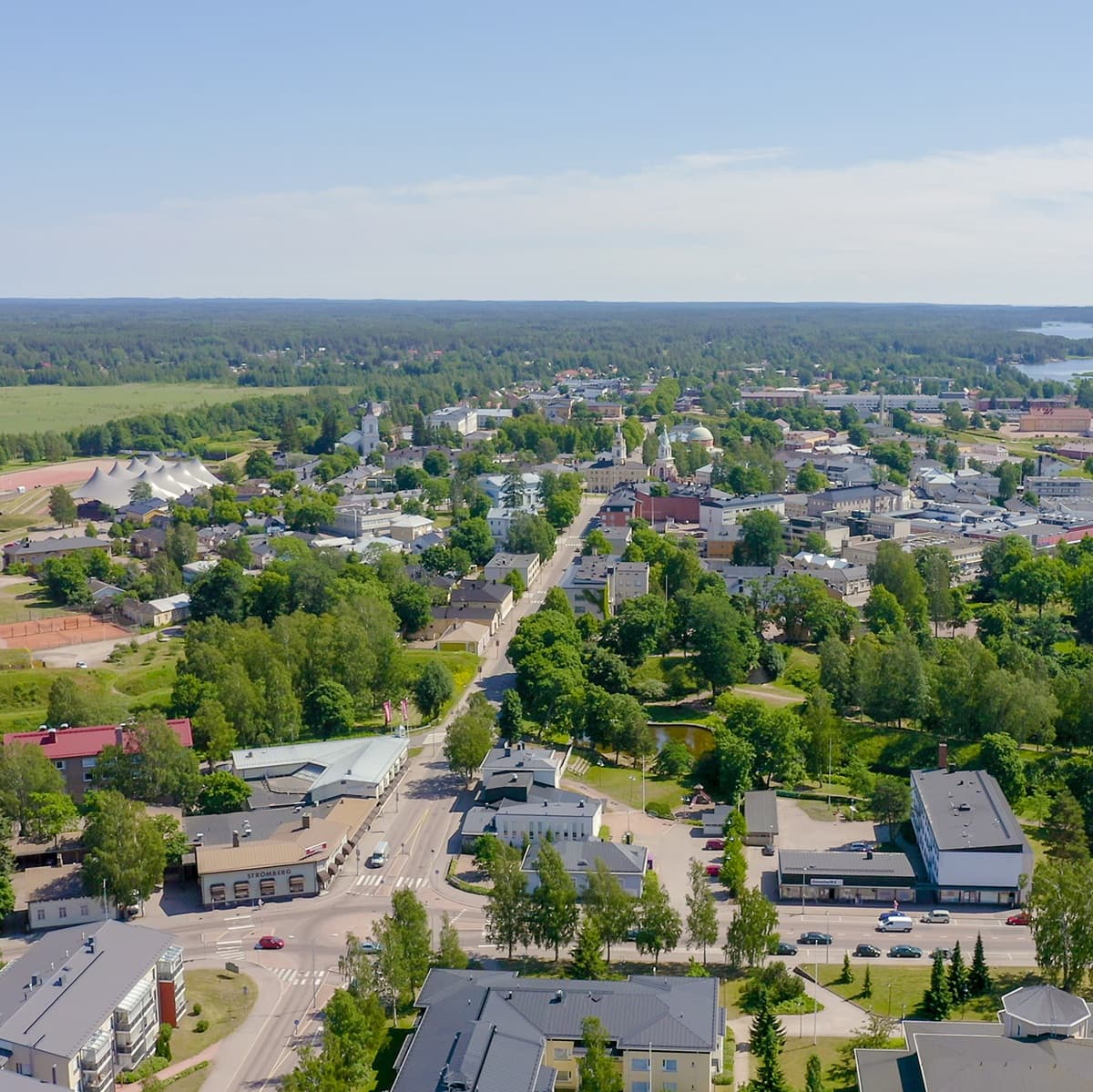<p data-block-key="25b8o">Kerrostaloyhtiön taloustiedot, kuten vuokratontti, yhtiölaina ja vastikkeet, ratkaisevat pitkälti asumisen todellisen hinnan – siksi niiden tulee näkyä isännöitsijäntodistuksessa selkeästi. (Kuva: Envato)</p>