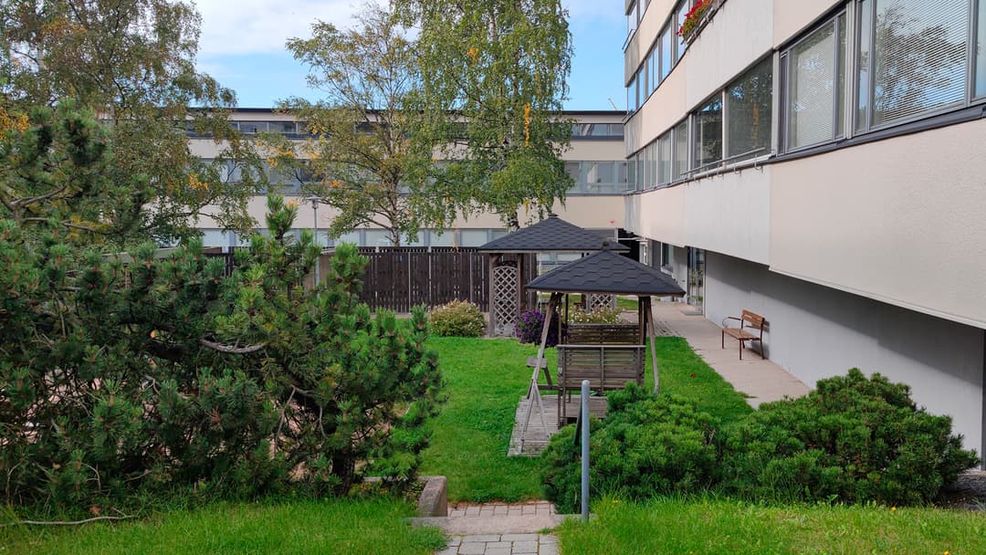 kerrostalon vihreä piha-alue