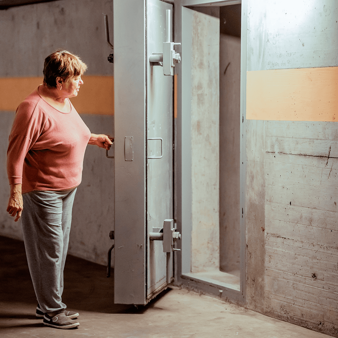 <p data-block-key="crxgp">Asukas tarkistaa väestönsuojaa ja varmistaa, että tila on käyttökunnossa hätätilanteen varalta. Taloyhtiön hallitus vastaa, että suoja on kunnossa ja käyttövalmis 72 tunnissa. (Kuva Adobe Stock)</p>