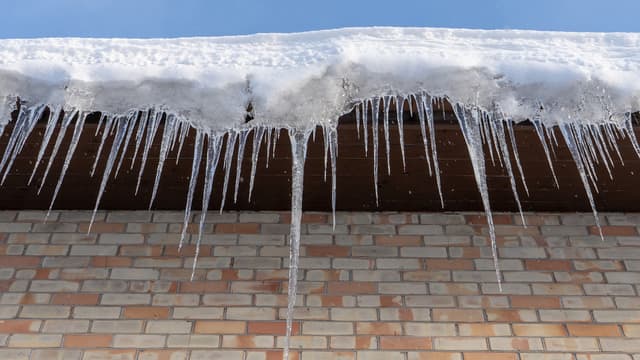 Jääpuikot räystään reunalla