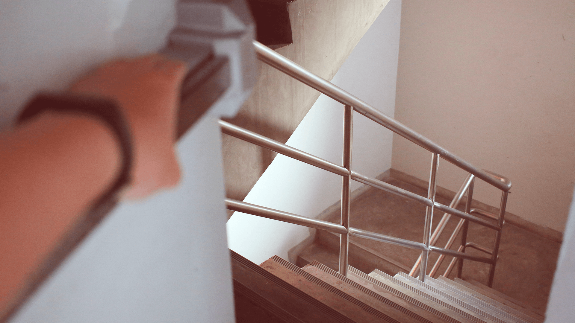 <p data-block-key="9vfza">Rappukäytävä saattaa täyttyä savusta nopeasti tulipalon aikana. Siksi palo-ovi on pidettävä kiinni ja poistuminen rappuun on turvallista vasta pelastajien ohjeesta. (Kuvituskuva Adobe Stock)</p>