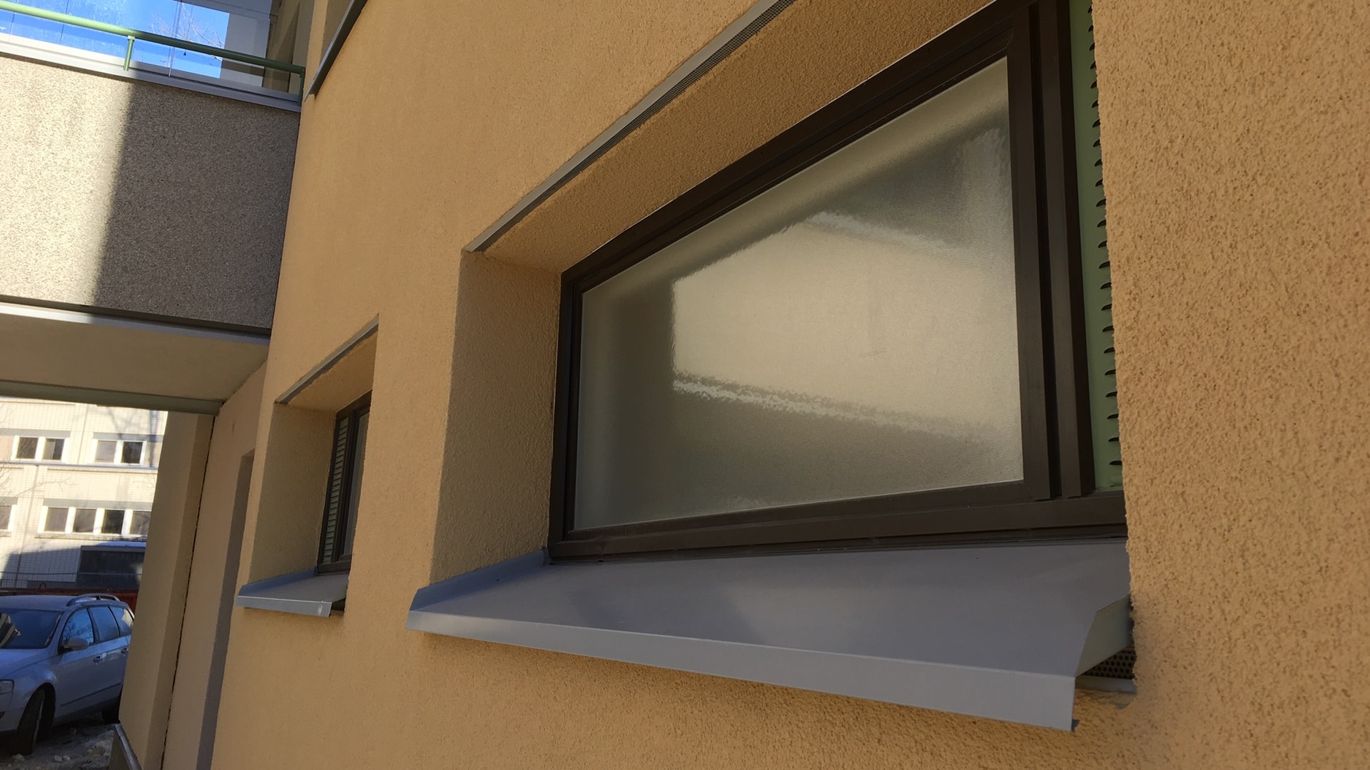 Kerrostalon julkisivu keltaisella rappauksella