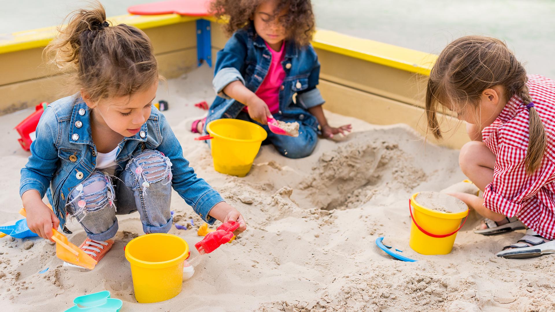 Tiivistyvä leikkihiekka on hyvä rakennusmateriaali hiekkalinnoille.