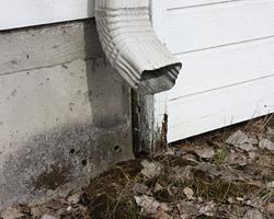 Huonosti ohjattu sadevesi aiheuttaa vaurioita niin betoni- kuin puurakenteisiin.