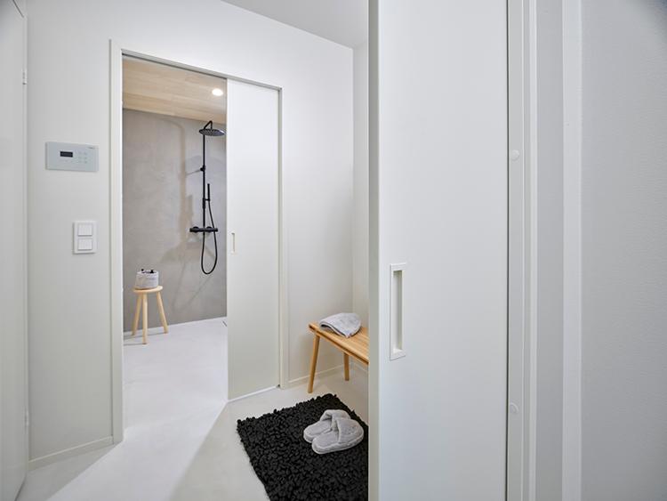 Lisätilaa saadaan Liune ovilla 3 neliötä/ovi myös kylpyhuoneessa.