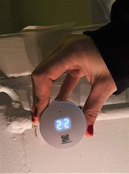 Wattisen lämpötilaa voi säätää myös suoraan termostaatista kääntämällä sen ulkokehää haluttuun suuntaan lämpötilan nostamiseksi tai laskemiseksi. Termostaatista säädetty lämpötila on voimassa sovelluksesta säädettyyn ajastukseen saakka.