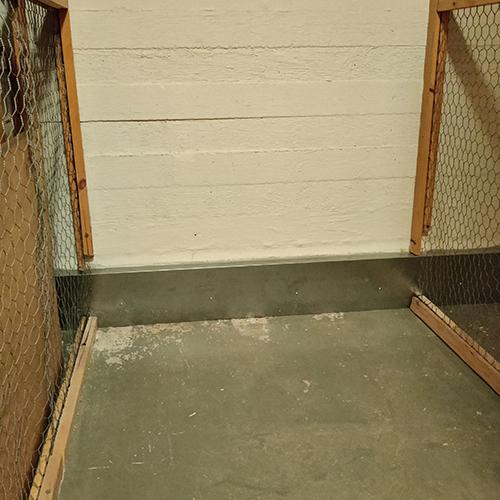 SafeDrying-järjestelmän kuivatuskanavat kulkevat siisteissä koteloissa lattian ja seinän liitoskohdassa.