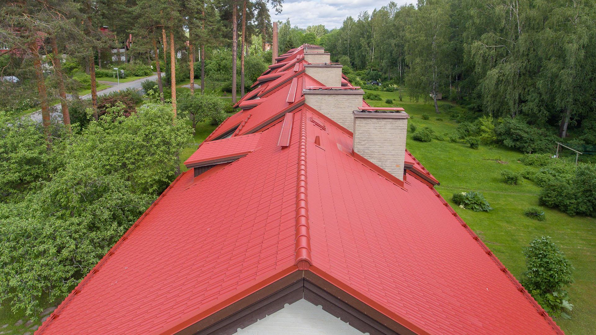 Jos katon kunto arveluttaa, kannattaa pyytää katon kuntoarvion ammattilaiselta, jolloin perusteellisen tarkastuksen lisäksi saadaan arvio siitä, miten juuri kyseinen katto remontoidaan parhaalla tavalla. BMI Ormaxin valtuutetut kattoasentajat ovat luotettava ja turvallinen valinta asiantuntijaa haettaessa.