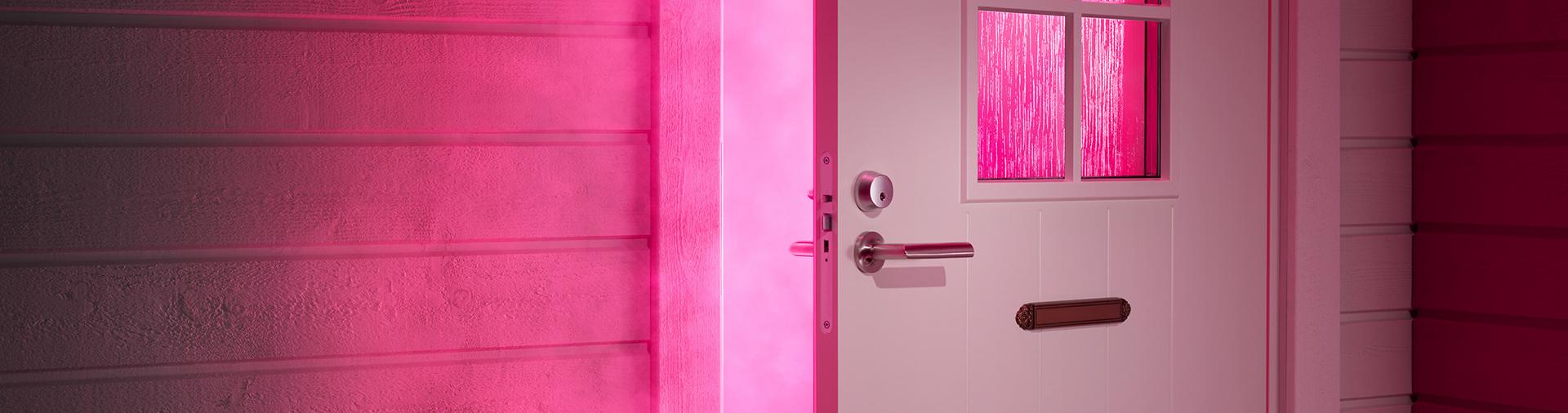 pinkki kuva jossa ovi on auki ja ovesta tulee pinkkiä savua