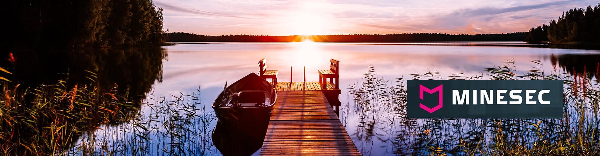 kesäinen auringonlasku järven rannalla