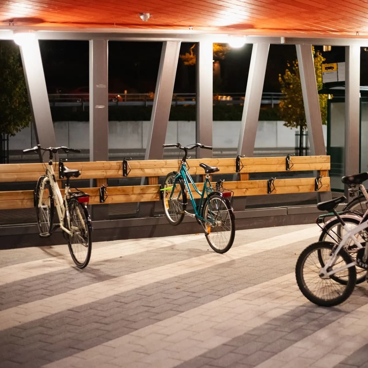 <p data-block-key="pq7j5">Koukku voidaan asentaa seinälle tai metallirakenteisiin joko suoraan tai viistoon, pareittain vaakasuoraan tai pystysuoraan.</p>