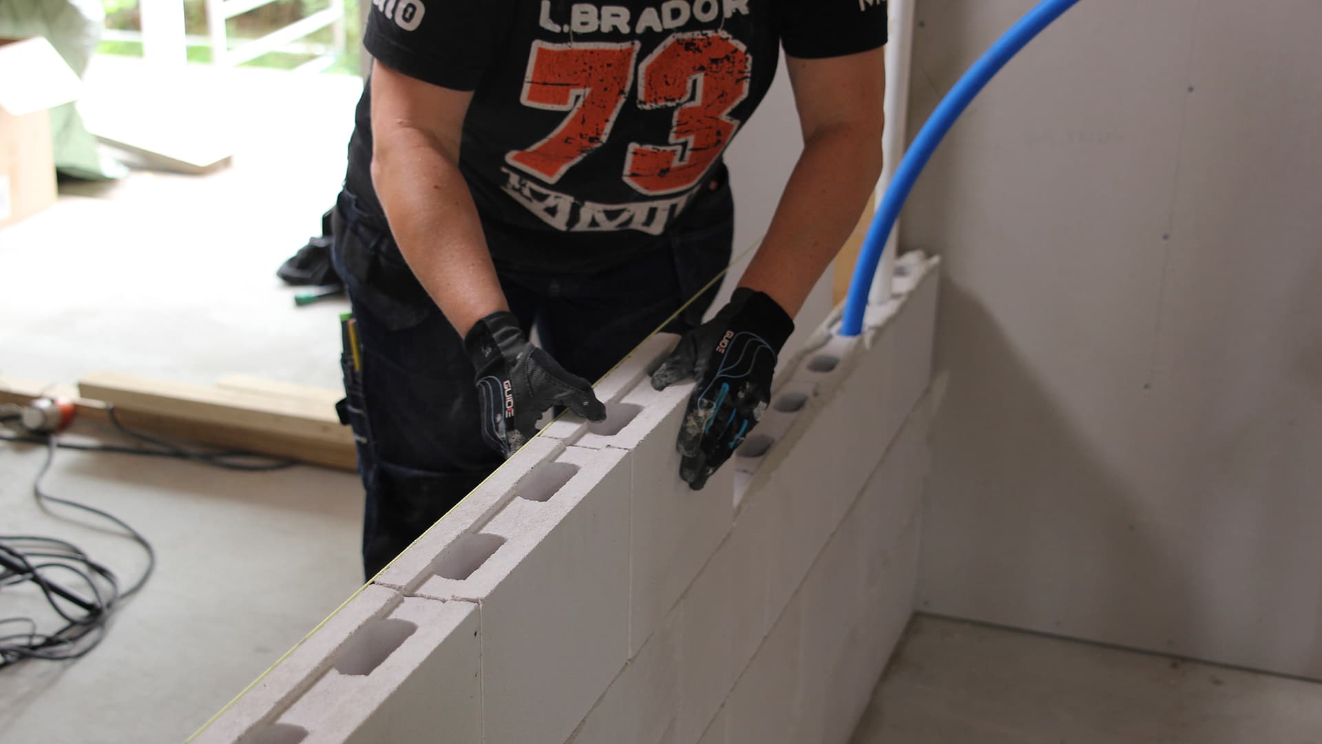 <p data-block-key="yjiq5">Mittatarkkana sekä pinnoistaan tasaisena tuotteena, voidaan Kahi-harkoista ohutsaumamuurata helposti tasaista ja siistiä pintaa.</p>